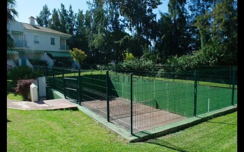 Casa adosada con porche, piscina y pista de pádel, junto al campo de golf El Portil