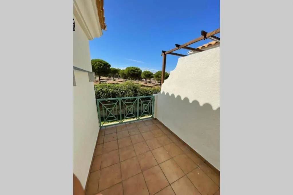 Casa adosada con porche, piscina y pista de pádel, junto al campo de golf El Portil Appartamento